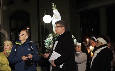 Siostry zakonne i księża jako pierwsi wzięli na ramiona figurę Matki Bożej Fatimskiej