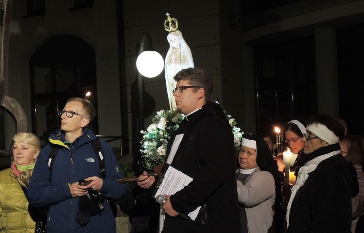 Siostry zakonne i księża jako pierwsi wzięli na ramiona figurę Matki Bożej Fatimskiej