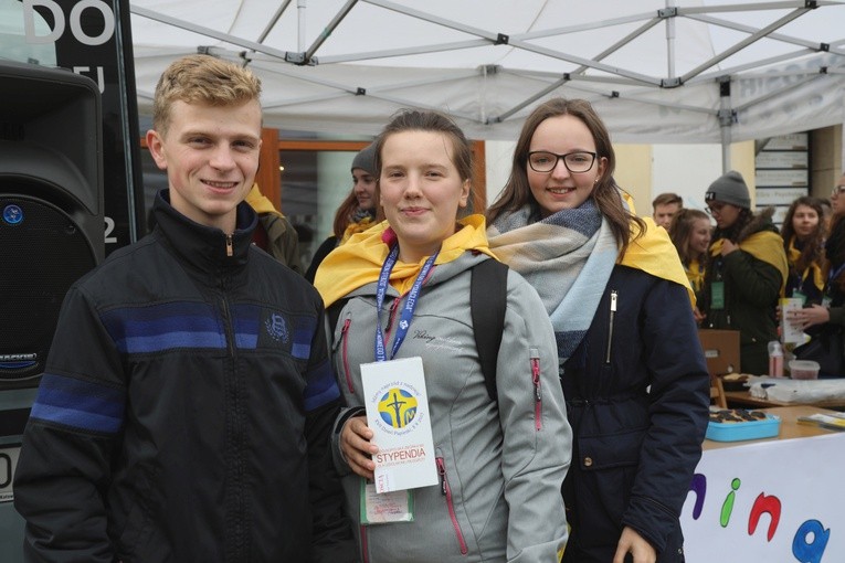 Stypendyści z uśmiechem czekali na gości festynu