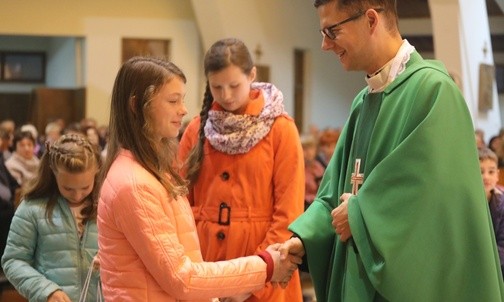 Papieski żywy pomnik uśmiecha się nawet w deszczu!