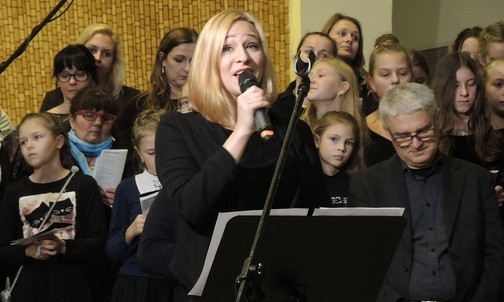 Diana Pradella w solowym wykonaniu jednej z pieśni