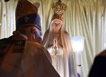 Pocałunkiem biskupi i ojcowie franciszkanie pożegnali peregrynującą figurę Matki Bożej.