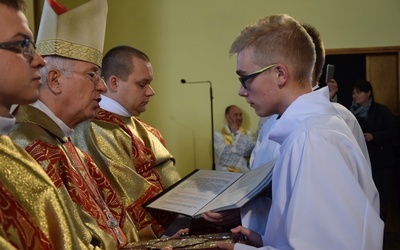 Lektorzy złożyli przysięgę przed biskupem, trzymając dłonie na Ewangeliarzu