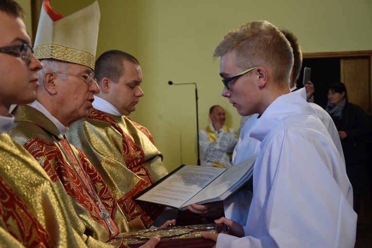 Lektorzy złożyli przysięgę przed biskupem, trzymając dłonie na Ewangeliarzu