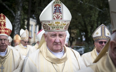 Stanie się biskupem diecezjalnym w chwili ukończenia przez abp. Henryka Hosera 75 lat, 27 listopada br.
