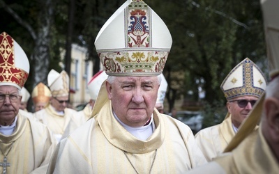 Stanie się biskupem diecezjalnym w chwili ukończenia przez abp. Henryka Hosera 75 lat, 27 listopada br.