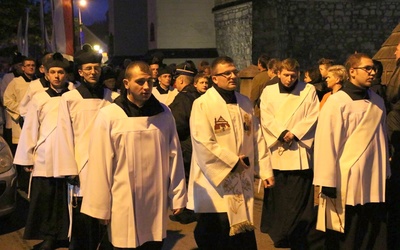 Diakoni wzięli udział w procesji różańcowej ulicami Bochni