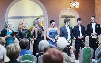 Młodzi śpiewacy z Barbarą Bielaczyc (z lewej) podczas koncertu muzyki włoskiej „Evviva Italia!”