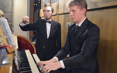 Koncert na odrestaurowanym instrumencie dali Damian Skierczyński (za klawiaturą) i Piotr Dziewiecki.