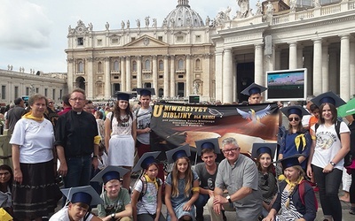 Na placu św. Piotra mieli ze sobą baner swojego uniwersytetu.