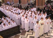 W uroczystości wzięli udział członkowie rodzin chłopców oraz proboszczowie ich parafii.