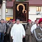 W uroczystej procesji ikona została przekazana parafii Narodzenia NMP.