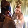 ▲	Biskup pocałunkiem pożegnał figurę Matki Bożej z Fatimy.