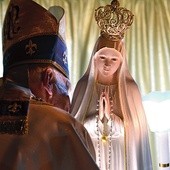 ▲	Biskup pocałunkiem pożegnał figurę Matki Bożej z Fatimy.