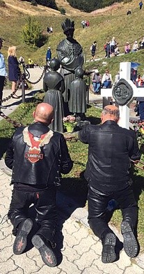 Po drodze motocykliści odwiedzili La Salette, gdzie pokłonili się Matce Bożej.