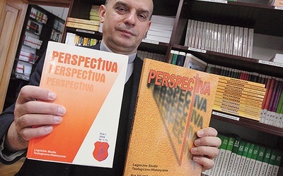 W rękach ks. Bogusława Drożdża pierwszy i najnowszy numer pisma.