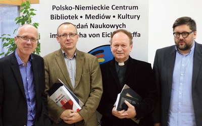 Od lewej: prof. Piotr Madajczyk, dr Bernard Linek, ks. Piotr Tarlinski, dr Sebastian Rosenbaum.