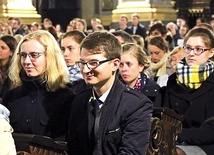 ▲	Po wspólnej modlitwie na zakończenie wieczoru młodzi udali się do Starego Klasztoru na koncert oraz potańcówkę.