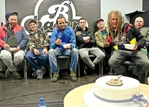 ▲	Maleo Reggae Rockers ze swoim urodzinowym tortem od studentów z DA „Redemptor”.