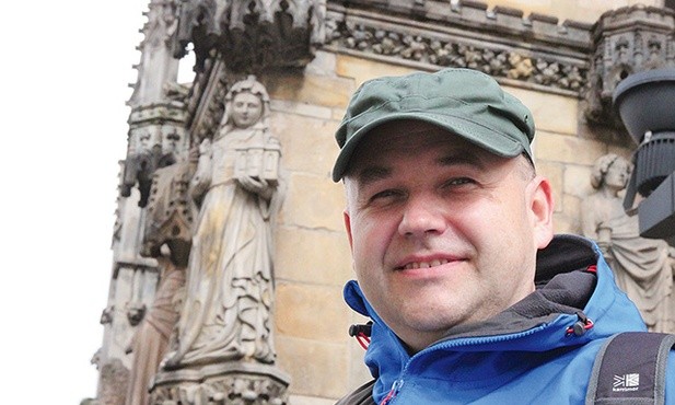 ▲	Dr Dariusz Galewski pod figurą św. Jadwigi w katedralnym portyku.