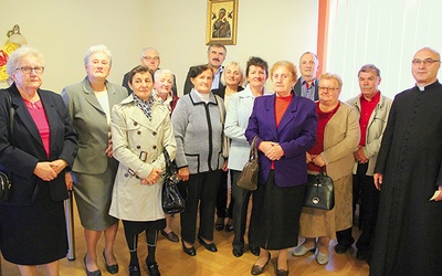 Zelatorzy i zelatorki z borzęcińskiej parafii z proboszczem ks. Czesławem Paszyńskim.