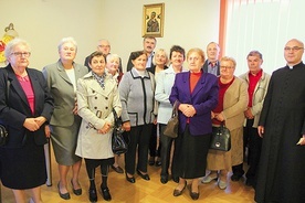 Zelatorzy i zelatorki z borzęcińskiej parafii z proboszczem ks. Czesławem Paszyńskim.