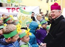 Metropolita krakowski w rozmowie z dziećmi docenił ich zaangażowanie w działalność szkolnych Klubów Przyjaciół Żonkila.