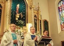 ▼	Bp Piotr Libera zachęcał do modlitwy różańcowej w sanktuarium maryjnym w Sierpcu.