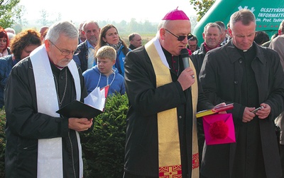 ▲	Modlitwę ekumeniczną prowadzili abp Józef Górzyński wraz z bp. Rudolfem Bażanowskim.