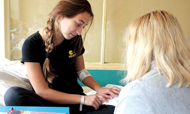 Nauczyciele przychodzą do uczniów na salę, gdzie prowadzą indywidualne lekcje.