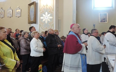 W kościele w Pogwizdowie różańcową modlitwę poprowadził bp Piotr Greger.