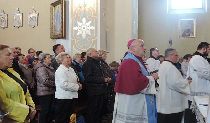 W kościele w Pogwizdowie różańcową modlitwę poprowadził bp Piotr Greger.