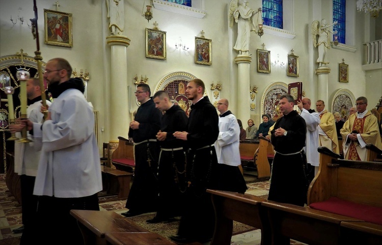 Ceremonię rozpoczęła uroczysta procesja wejścia