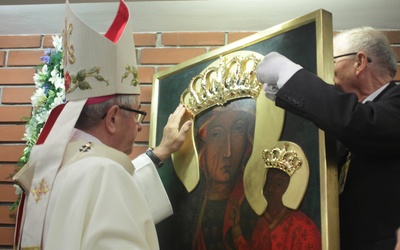 Moment koronacji obrazu MB Częstochowskiej przez metropolitę gdańskiego