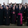 Najmłodsi alumni z biskupami i członkami zarządu obecnymi na inauguracji