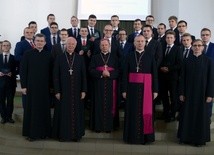 Najmłodsi alumni z biskupami i członkami zarządu obecnymi na inauguracji