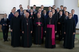 Najmłodsi alumni z biskupami i członkami zarządu obecnymi na inauguracji