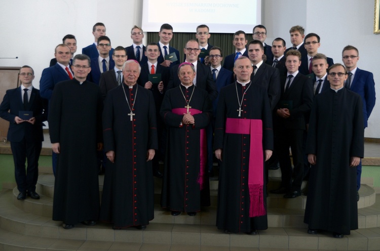 Najmłodsi alumni z biskupami i członkami zarządu obecnymi na inauguracji