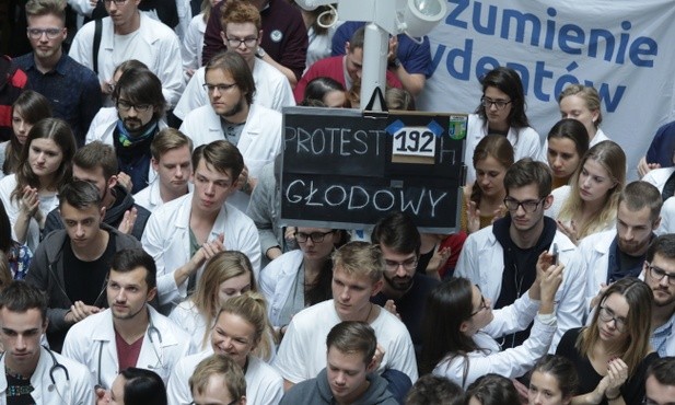 Lekarze rezydenci wznowili protest głodowy 