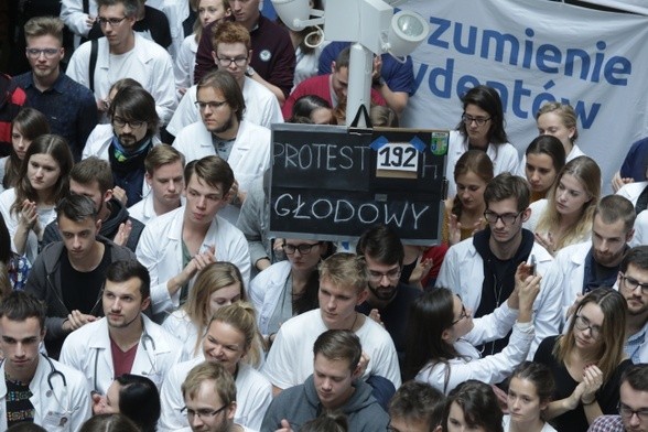 Lekarze rezydenci wznowili protest głodowy 