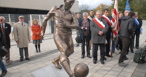 Kałuża znów wbiega na boisko 