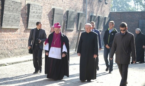 Modlitwę w kościele poprzedziło nawiedzenie byłego obozu i celi śmierci św. Maksymiliana w bloku 11.