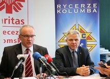 O akcji „Ratujmy życie” mówił Andrzej Anasiak (z lewej) podczas konferencji prasowej w siedzibie radomskiej Caritas 