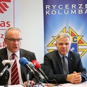 O akcji „Ratujmy życie” mówił Andrzej Anasiak (z lewej) podczas konferencji prasowej w siedzibie radomskiej Caritas 