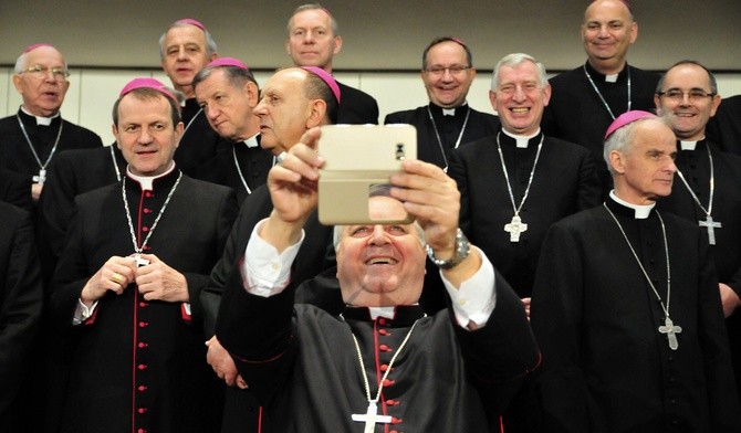 Biskupi z zupełnie innej perspektywy i selfie... z nuncjuszem