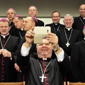 Biskupi z zupełnie innej perspektywy i selfie... z nuncjuszem