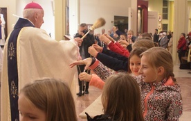 Po homilii arcybiskup poświęcił różańce przyniesione przez dzieci pierwszokomunijne
