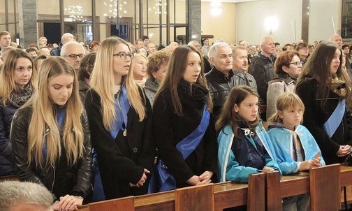 Wierni szczelnie wypełnili kościół na ostatnim w Roku Fatimskim nabożeństwie ku czci Matki Bożej