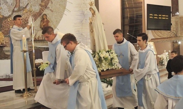 Procesja z figurą Matki Bożej i Najświętszym Sakramentem poprzedziła Mszę św. na Obszarach