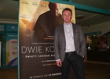 Reżyser Michał Kondrat na premierze filmu w Skierniewicach